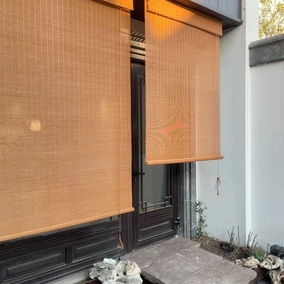 Teahouse ρόλος μπαμπού γραφείων επάνω στις σκιές ήλιων, τυφλοί κυλίνδρων μπαμπού για το μπαλκόνι