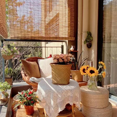 Teahouse ρόλος μπαμπού γραφείων επάνω στις σκιές ήλιων, τυφλοί κυλίνδρων μπαμπού για το μπαλκόνι