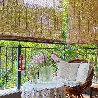Teahouse ρόλος μπαμπού γραφείων επάνω στις σκιές ήλιων, τυφλοί κυλίνδρων μπαμπού για το μπαλκόνι