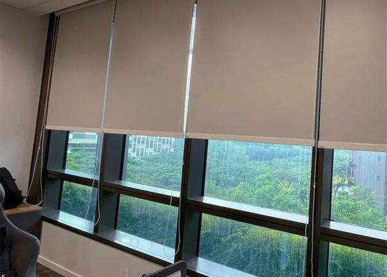 Αδιάβροχο υλικό πολυεστέρα τυφλών παραθύρων κυλίνδρων συσκότισης για το γραφείο καθιστικών
