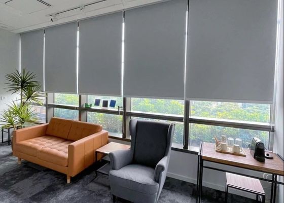 Αδιάβροχο υλικό πολυεστέρα τυφλών παραθύρων κυλίνδρων συσκότισης για το γραφείο καθιστικών