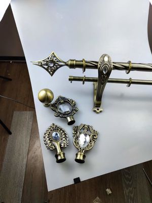 Διευθετήσιμη αγκίδα 25Mm 28Mm Πολωνού κουρτινών ραγών μετάλλων τηλεσκοπική διπλή με τα υποστηρίγματα