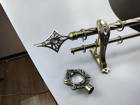 Διευθετήσιμη αγκίδα 25Mm 28Mm Πολωνού κουρτινών ραγών μετάλλων τηλεσκοπική διπλή με τα υποστηρίγματα