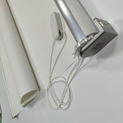 Γκρίζο χρώμα Drapes παραθύρων γραφείων υφάσματος συσκότισης αδιάβροχο για την εσωτερική διακόσμηση