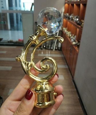 Χονδρικά εξαρτήματα ράβδων κουρτινών finials μετάλλων πόλων κουρτινών κρυστάλλου χρυσά για τις ράβδους κουρτινών