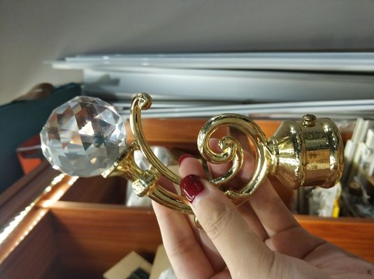 Χονδρικά εξαρτήματα ράβδων κουρτινών finials μετάλλων πόλων κουρτινών κρυστάλλου χρυσά για τις ράβδους κουρτινών