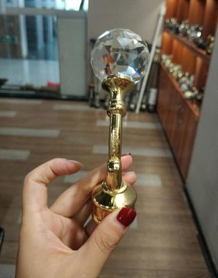 Χονδρικά εξαρτήματα ράβδων κουρτινών finials μετάλλων πόλων κουρτινών κρυστάλλου χρυσά για τις ράβδους κουρτινών