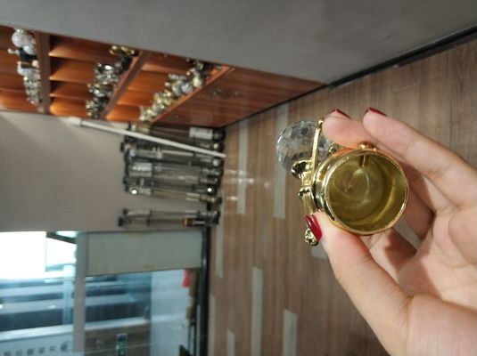 Χονδρικά εξαρτήματα ράβδων κουρτινών finials μετάλλων πόλων κουρτινών κρυστάλλου χρυσά για τις ράβδους κουρτινών