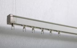 Το ανώτατο όριο τοποθετεί την αυτόματη σιωπηλή διαδρομή κουρτινών για τις κουρτίνες παραθύρων