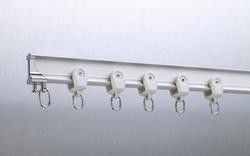 Διπλή αργιλίου διαδρομή Bendable κουρτινών χάλυβα σιωπηλή για το παράθυρο κόλπων
