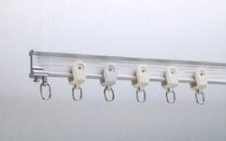 Διπλή αργιλίου διαδρομή Bendable κουρτινών χάλυβα σιωπηλή για το παράθυρο κόλπων