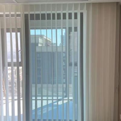 Διευθετήσιμη εύκαμπτη κάθετη ελαφριά διαβίβαση κουρτινών τυφλών για τα ξενοδοχεία