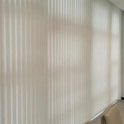 Διευθετήσιμη εύκαμπτη κάθετη ελαφριά διαβίβαση κουρτινών τυφλών για τα ξενοδοχεία