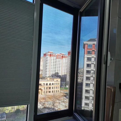 Κάθετοι κυψελωτοί τυφλοί κρεβατοκάμαρων, που μηχανοποιούνται πάνω-κάτω τις μέρα και νύχτα κυψελοειδείς σκιές