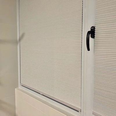 Κάθετοι κυψελωτοί τυφλοί κρεβατοκάμαρων, που μηχανοποιούνται πάνω-κάτω τις μέρα και νύχτα κυψελοειδείς σκιές