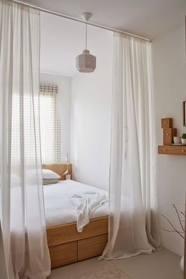 Άσπρες διαμορφωμένες φίδι κουρτίνες γάζας διαφανείς και που σκιάζουν τα παράθυρα κόλπων μπαλκονιών